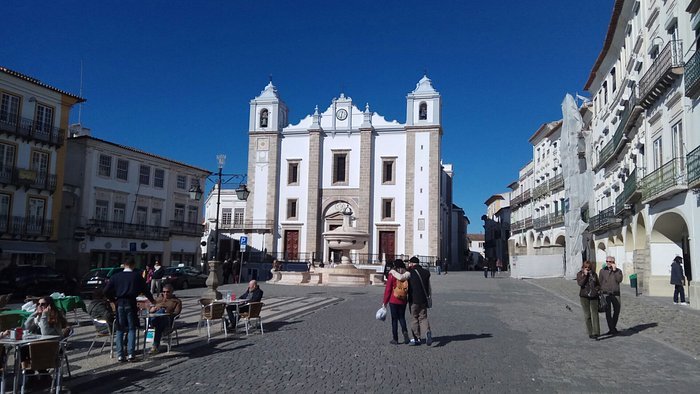 A Day in Évora: Roman Ruins and the Chapel of Bones 6 Praca Do Giraldo